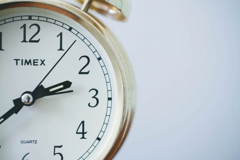 numbers-time-watch-white - Ett steg fram, två steg bak