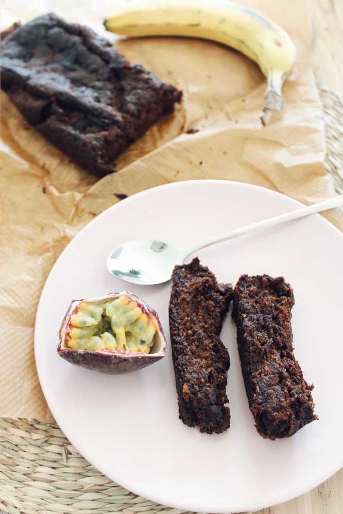 Vegansk-kladdig-banankaka-683x1024 - Banankaka