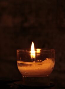 tealight-2692556_1920-220x300 - Nu är hösten här.