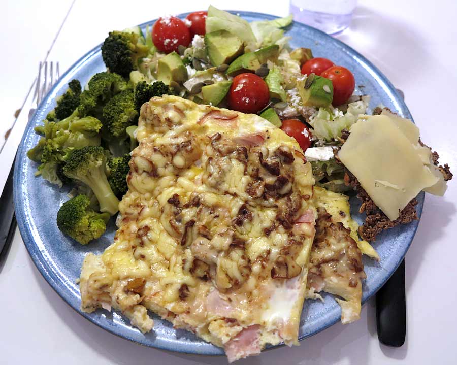 svampomelett_sallad svampomelett_sallad - Ugnsomelett med kantarellstuvning - recept
