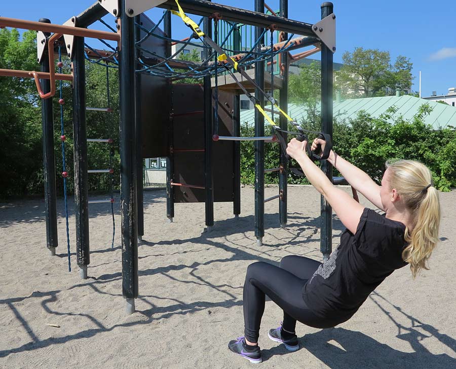 TRX_knaboj1 TRX_knaboj1 - Knäböj + rodd med TRX -dagens utomhusövning