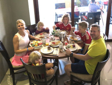 Familjefrukost på Mythos Beach.