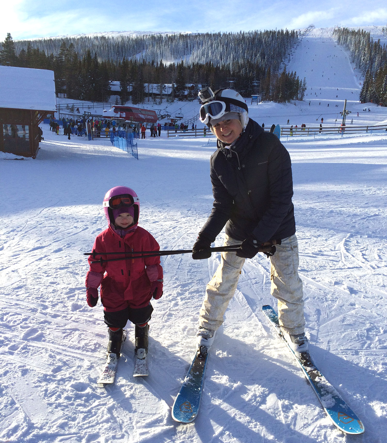 Jonna och Anna Lissjanis, skidor med barn i Lindvallen.