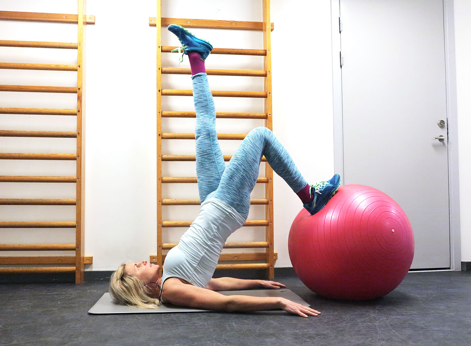 Enbens höftlyft på boll /Anna Lissjanis
