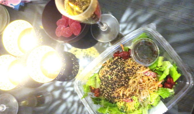 Raw food bowl och champagne
