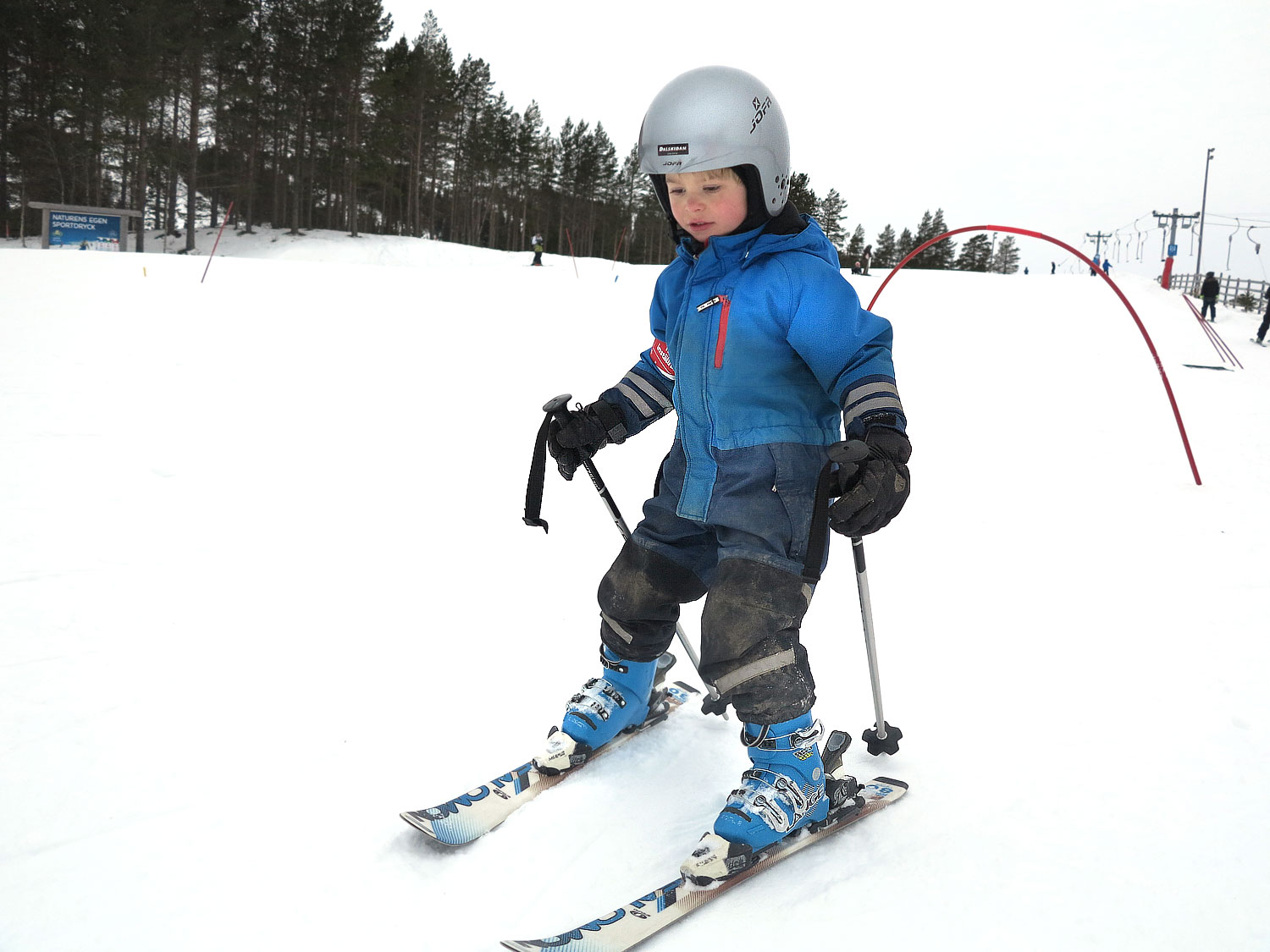 Junior 4 år åker slalom /annalissjanis.se