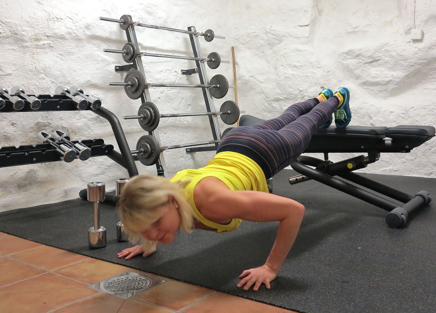 Armhävningar med fötterna på en bänk - Anna Lissjanis