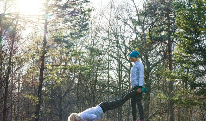 Milla & Anna - skottkärran med armhävningar.