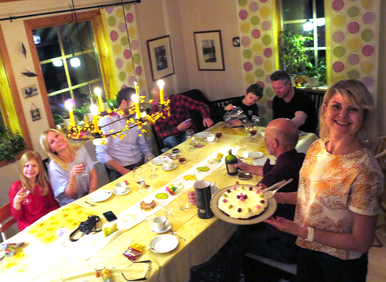 Familjen Jonasson och Lissjanis vid påskbordet.