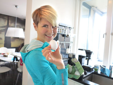 Anna Lissjanis med ett ägg.