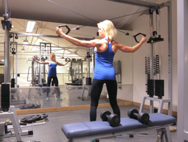 Stående baksida axeldrag - Anna Lissjanis