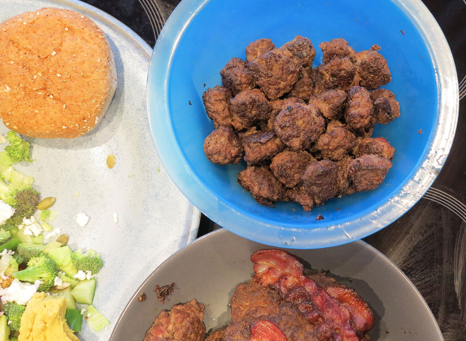 Köttbullar och hamburgare med bacon.