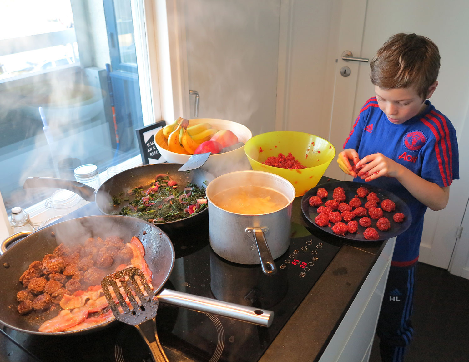 Storkok. Hampus gör köttbullar.