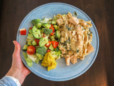 Laxpasta med sallad och hummus