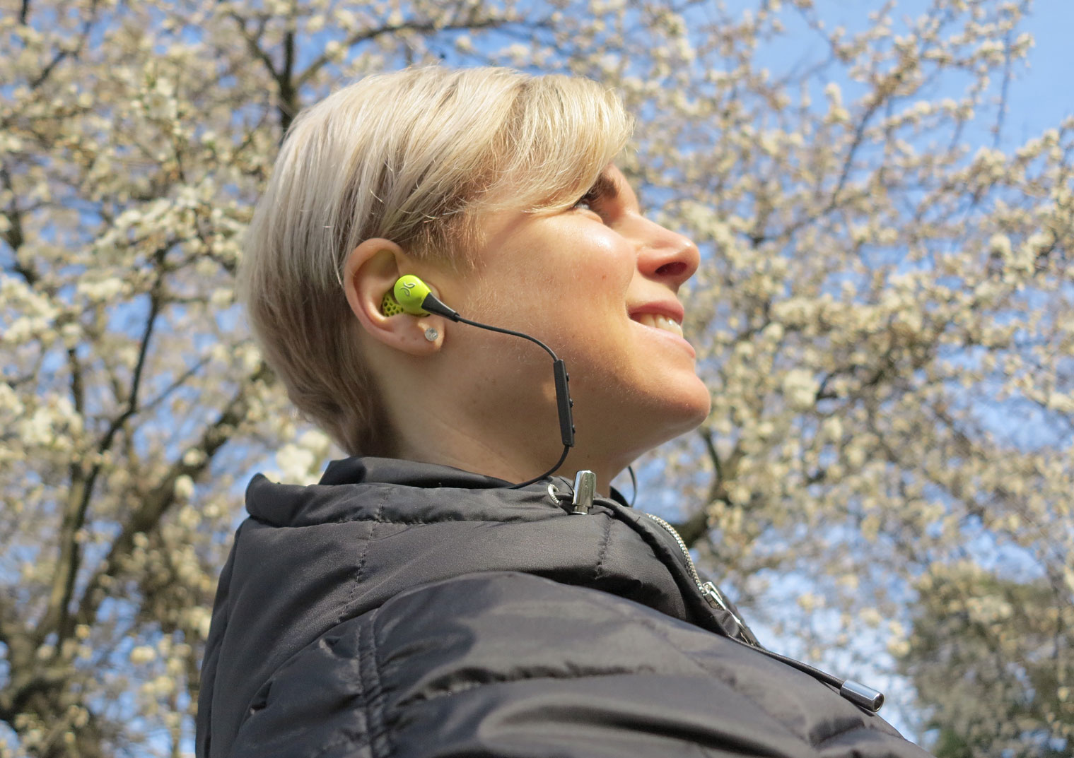 Anna Lissjanis med Jaybird X2-hörlurar.