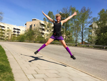 Anna Lissjanis hoppar som ett x.