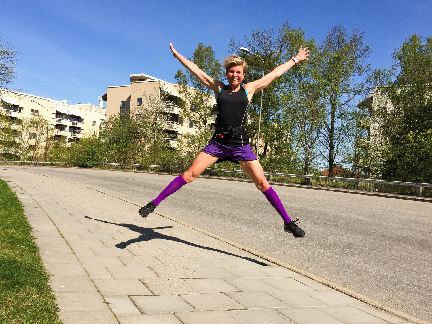 Anna Lissjanis hoppar som ett x.