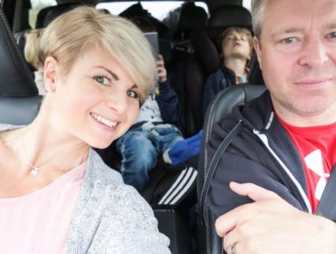 Anna och Jonas Lissjanis åker bil.