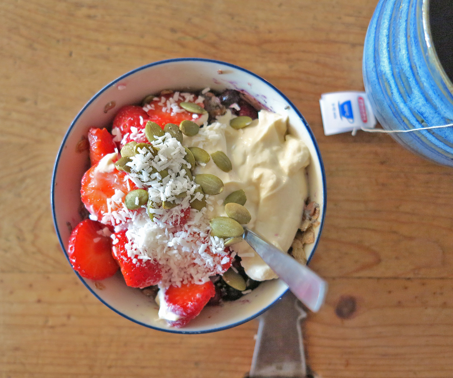 Chiapudding med jordgubbar, kvarg och kokos /Anna Lissjanis