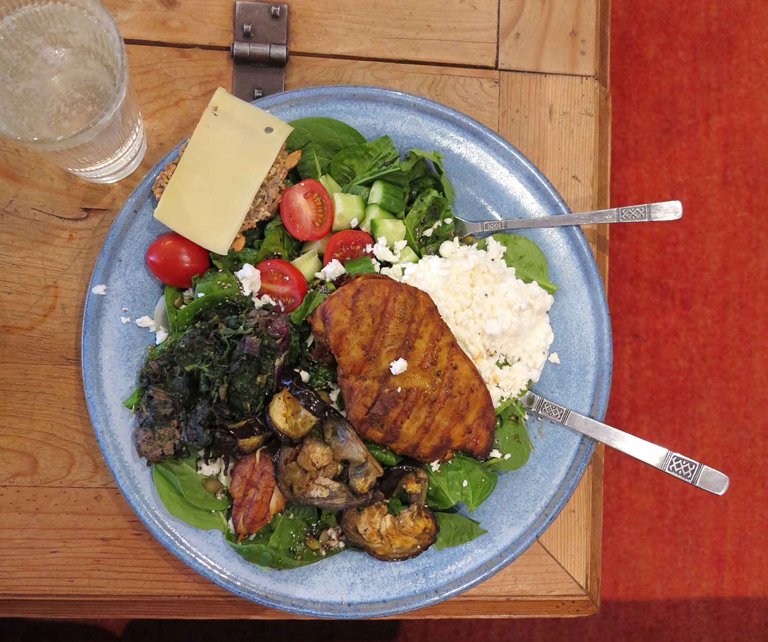 Grillad kyckling med grönsaker.