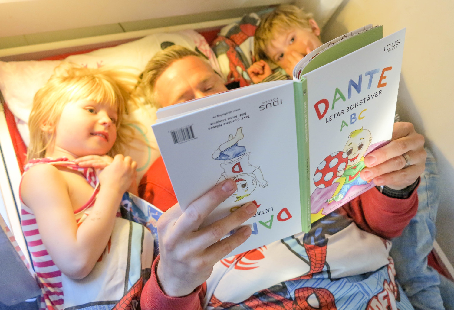 Läser barnboken om Dante /Anna Lissjanis