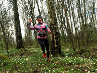 Anna Lissjanis springer bland vitsippor.