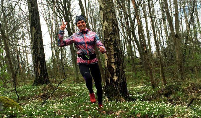 Anna Lissjanis springer bland vitsippor.