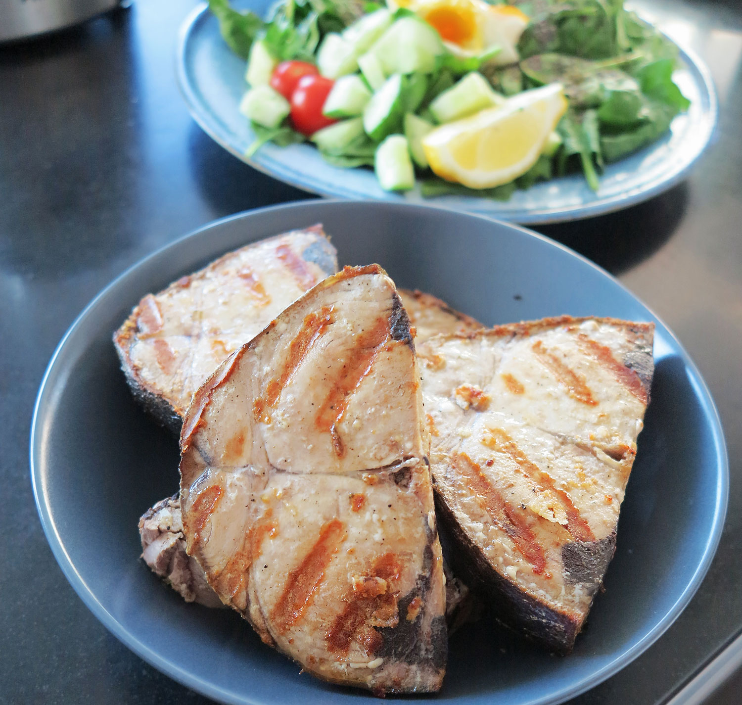 Grillad tonfiskfilé och sallad /Anna Lissjanis