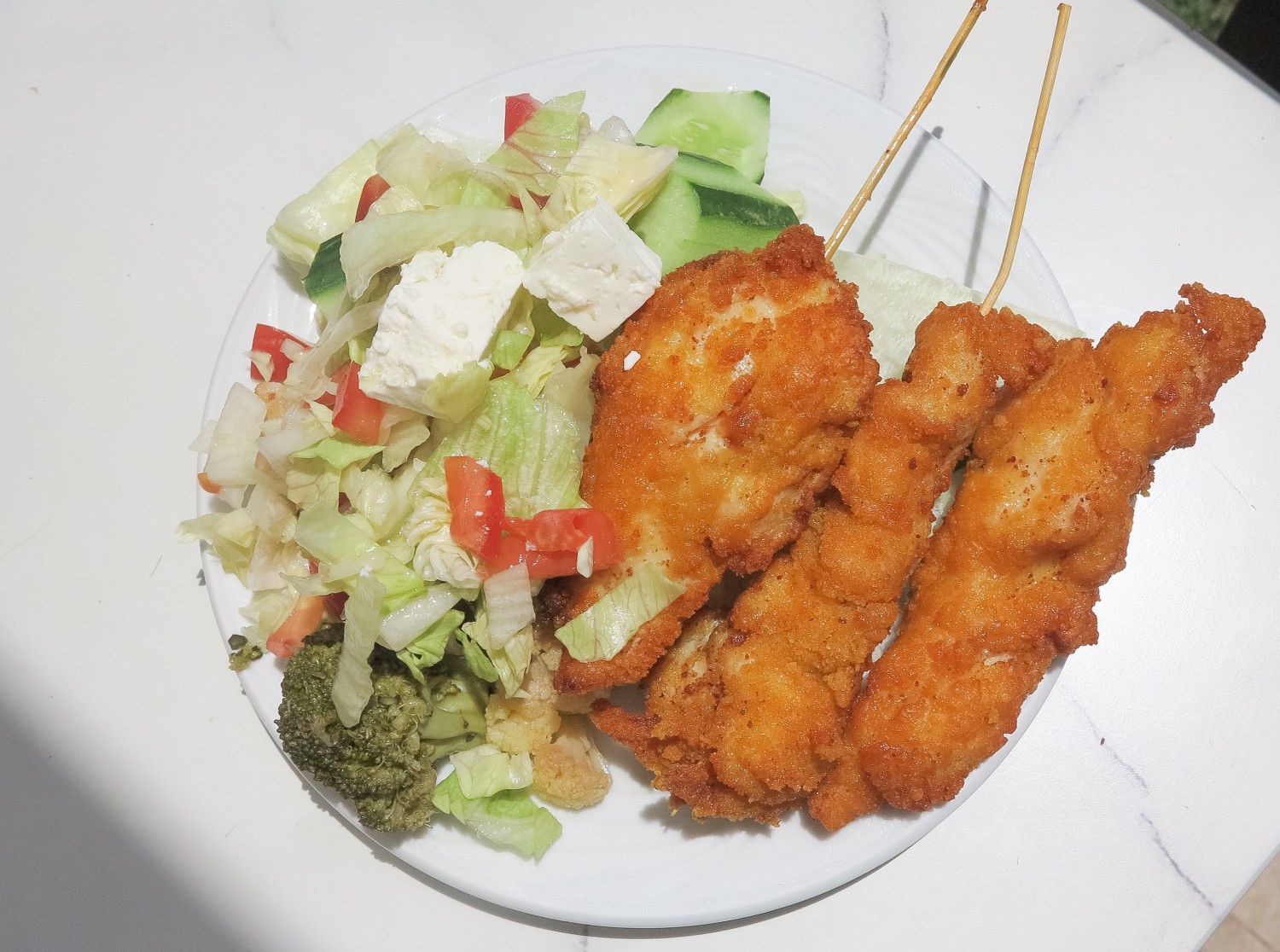 Kycklingspett med sallad /Anna Lissjanis