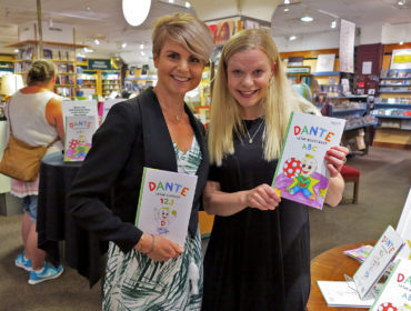 Anna Lissjanis, Caroline Nilsson med barnboken om Dante på NK