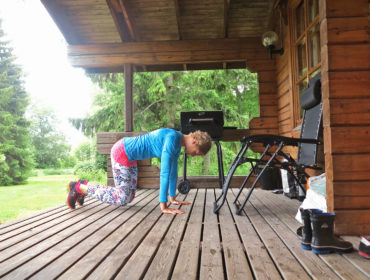 coreövning med knälyft /Anna Lissjanis