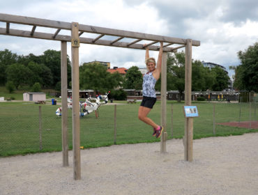 Armgång i utomhusgym /Anna Lissjanis