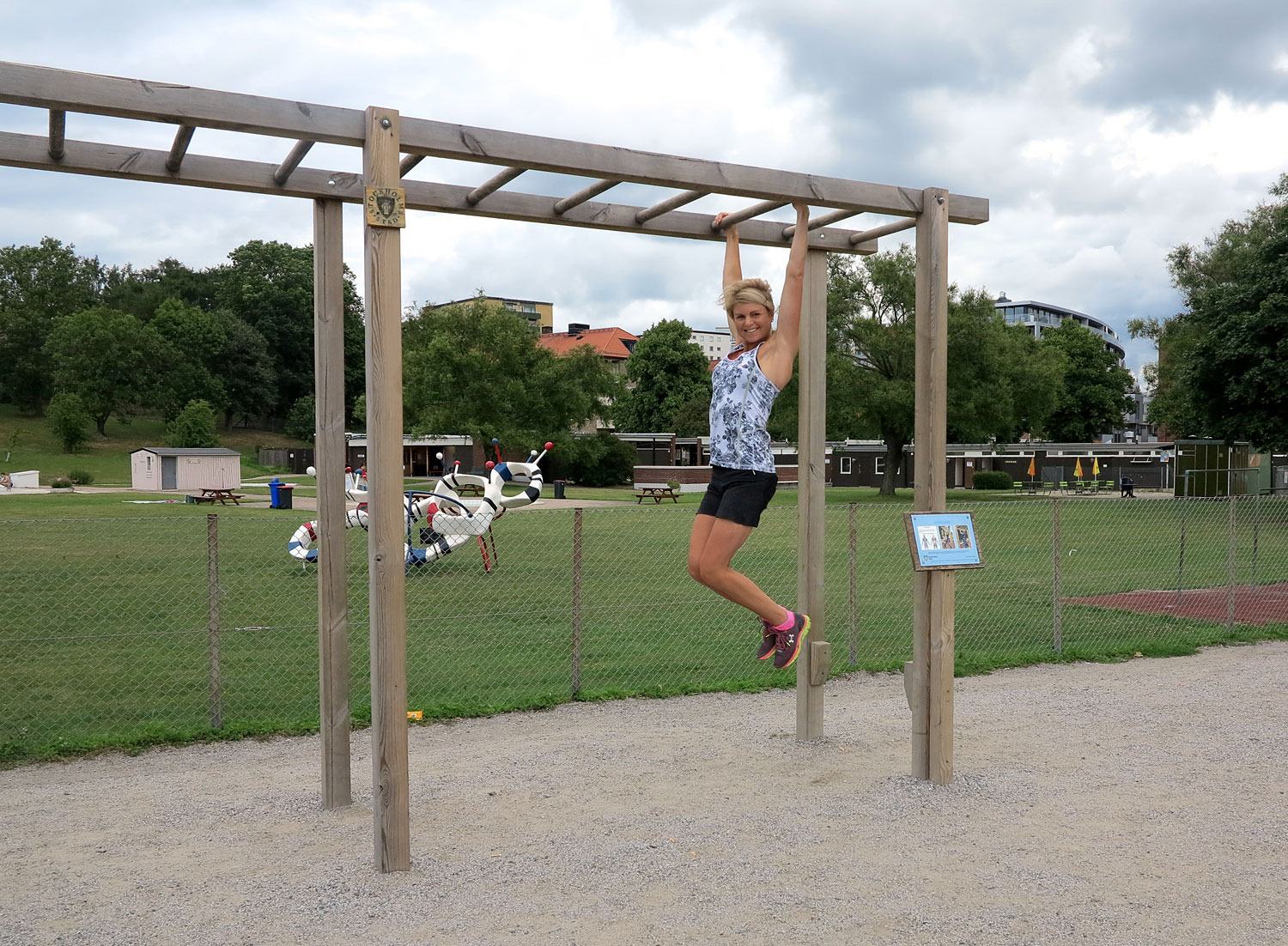 Armgång i utomhusgym /Anna Lissjanis