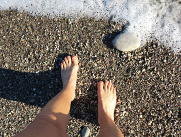 Fötter på stranden