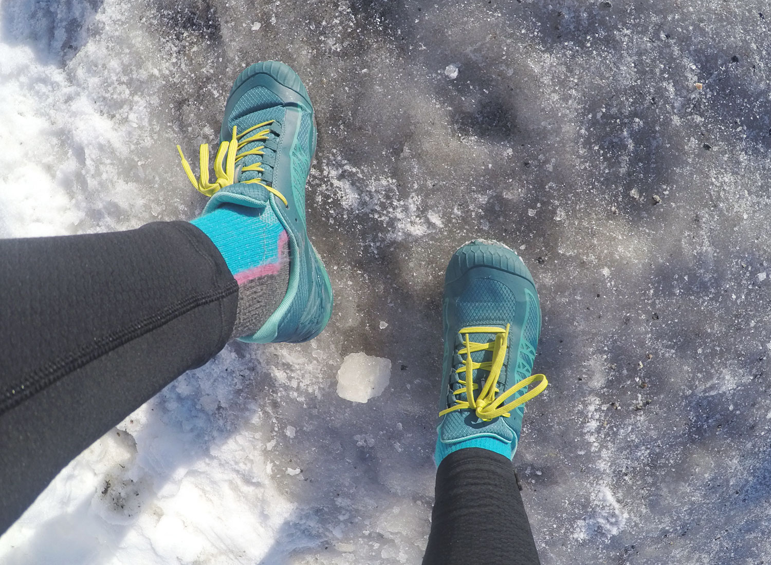 fötter på is
