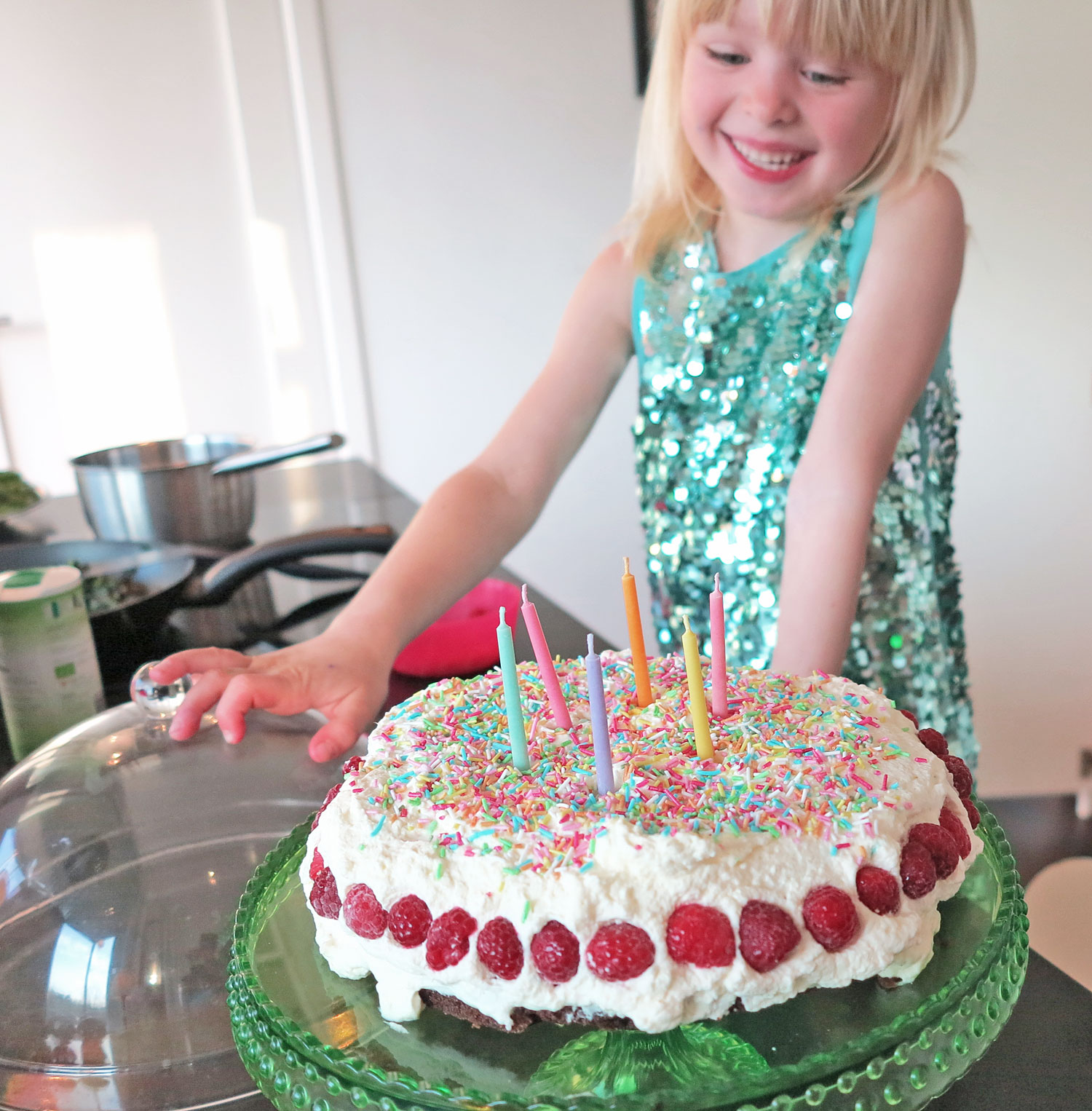 graddtarta_kladdkaka - tårta med jordgubbar