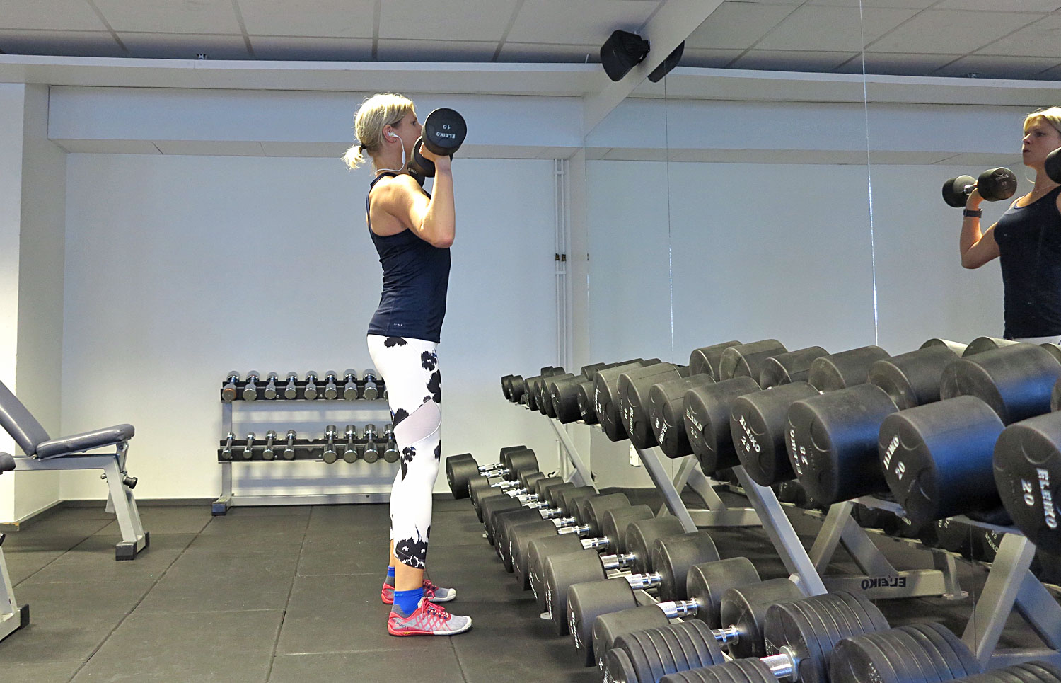 axelpress_hantlar_sta - tungt axelpass