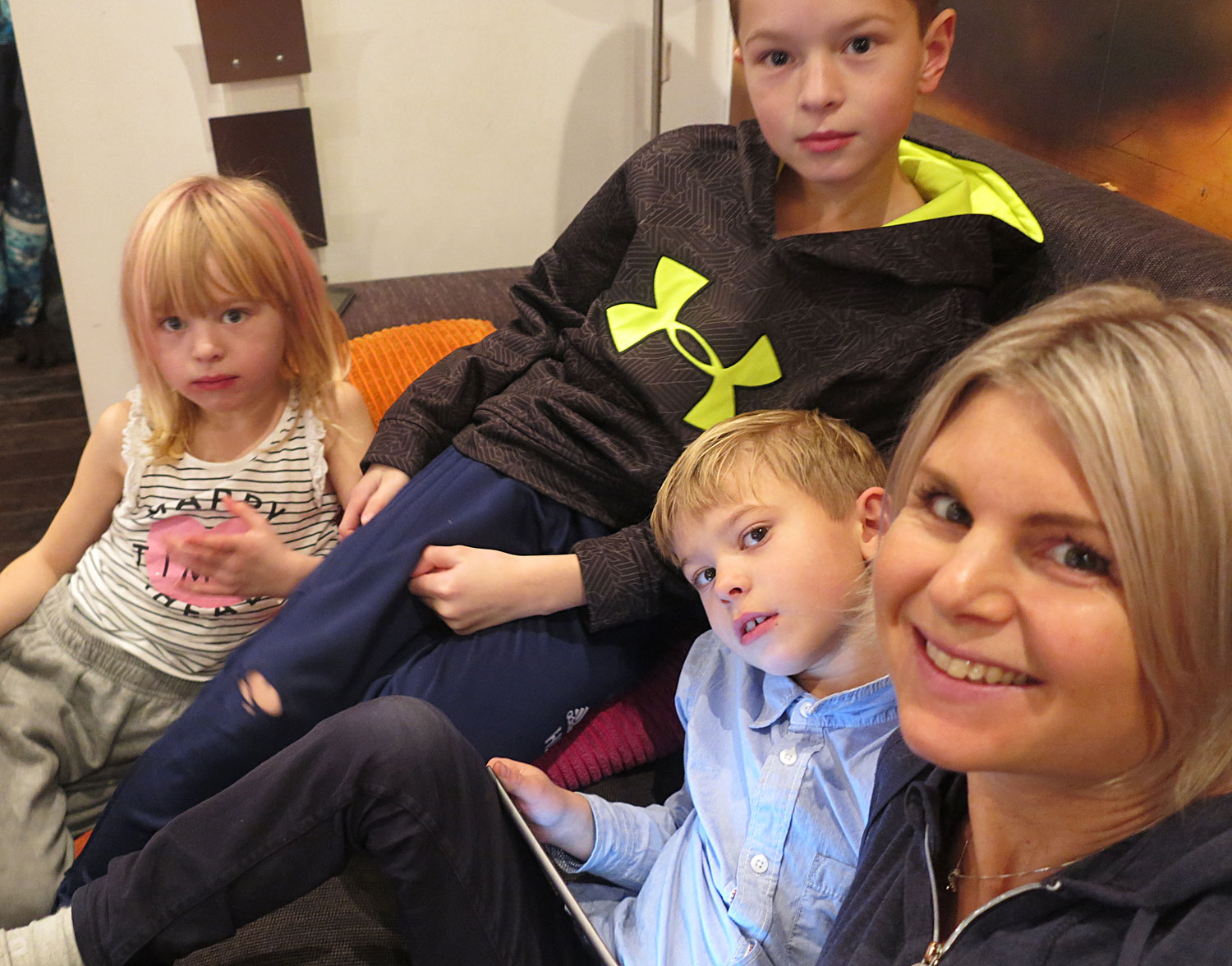 anna_barnen_soffhang - bollar