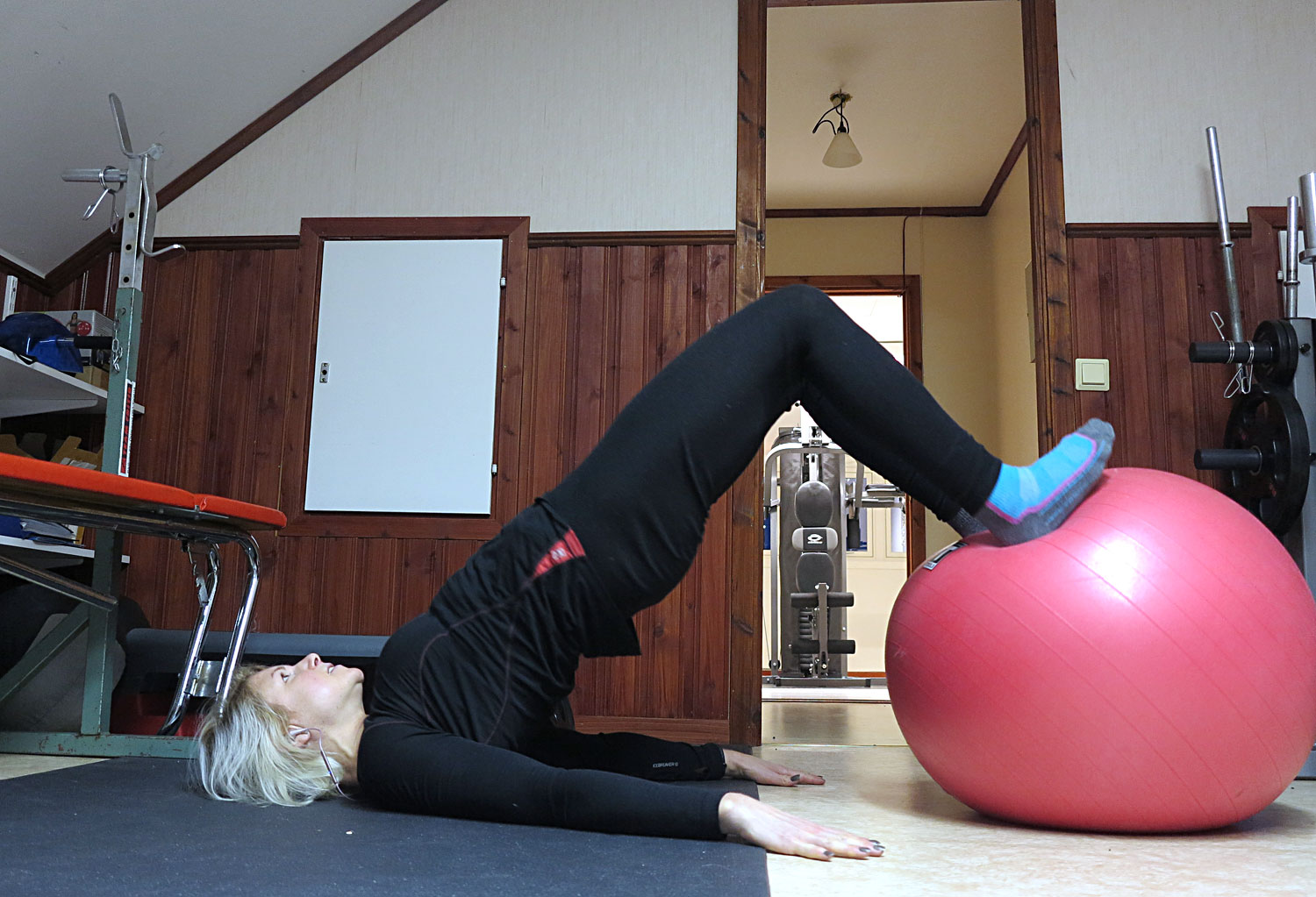 hoftlyft_boll_jormgymmet - styrkeövningar på roddmaskin