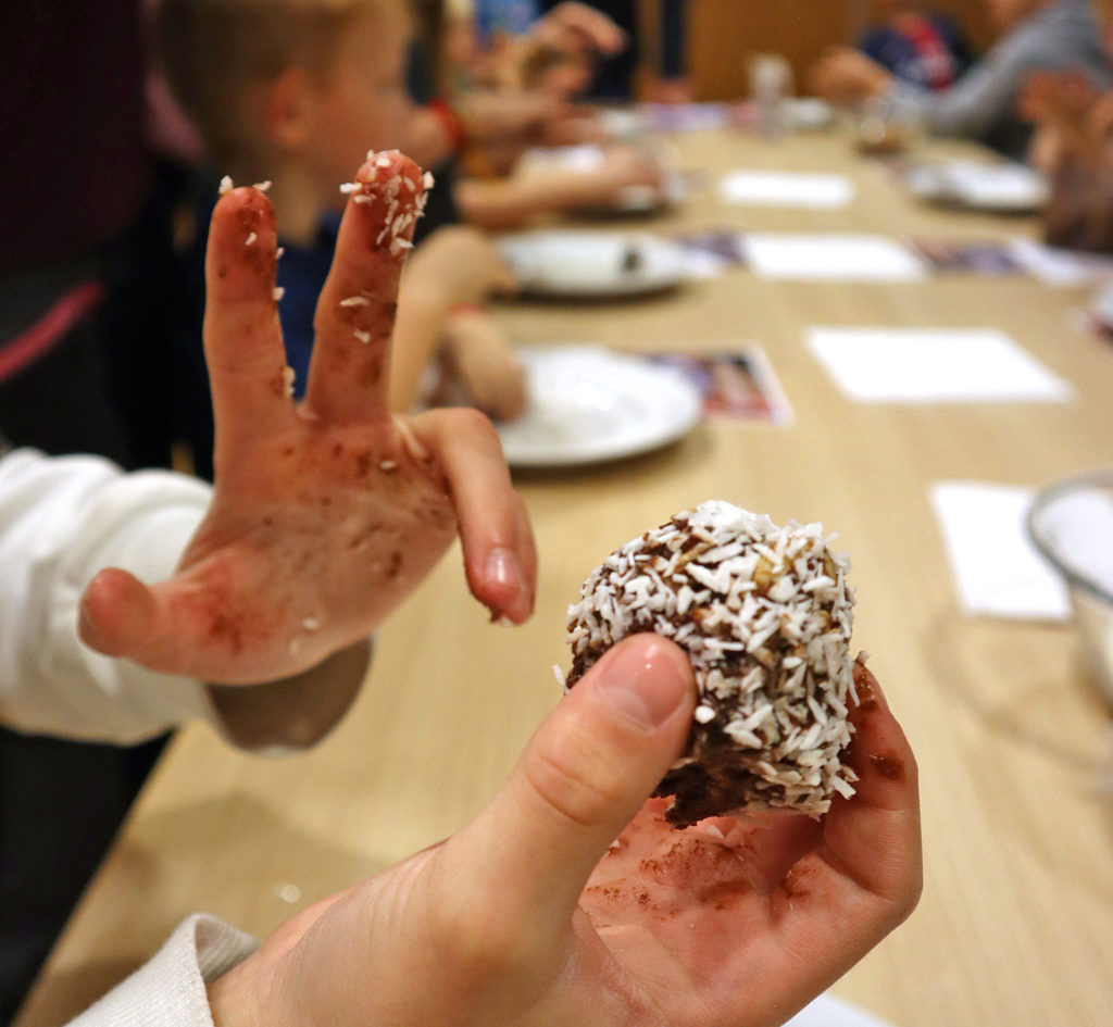 friskochstarkfamilj_chokladboll_hand-1024x945 - familjeevent