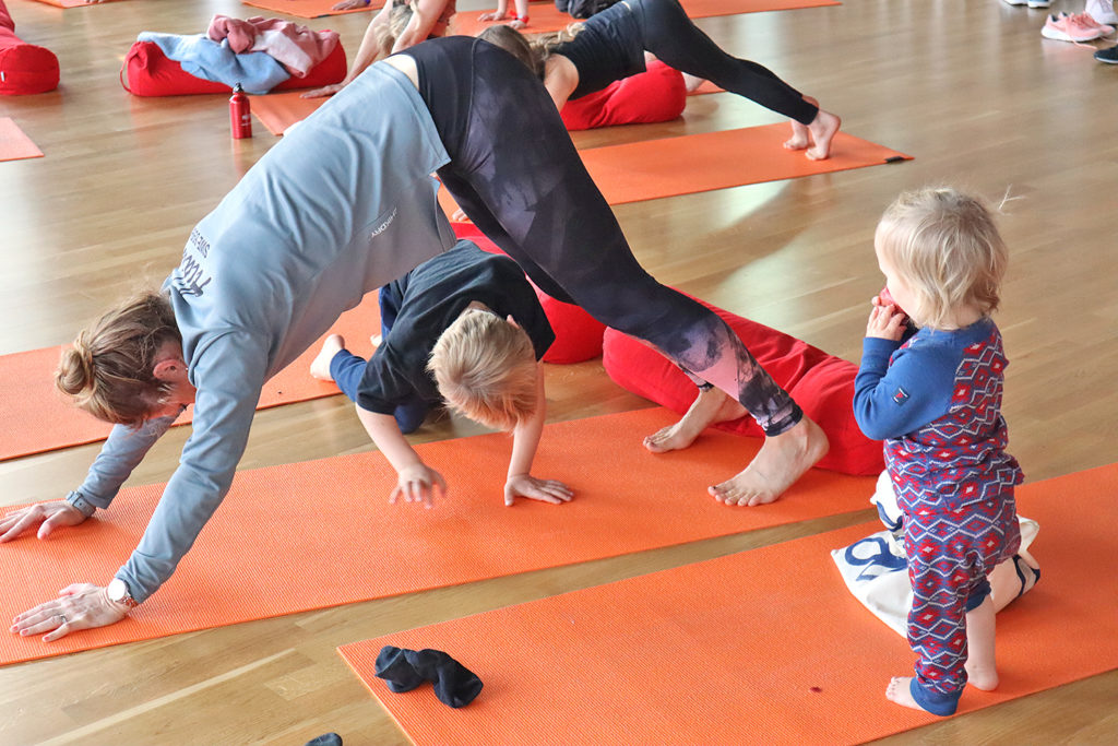 friskochstarkfamilj_yoga_krypa-1024x683 - familjeevent