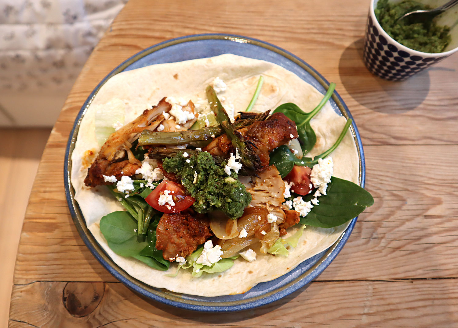 pesto_kyckling_wrap - hasselnötspesto