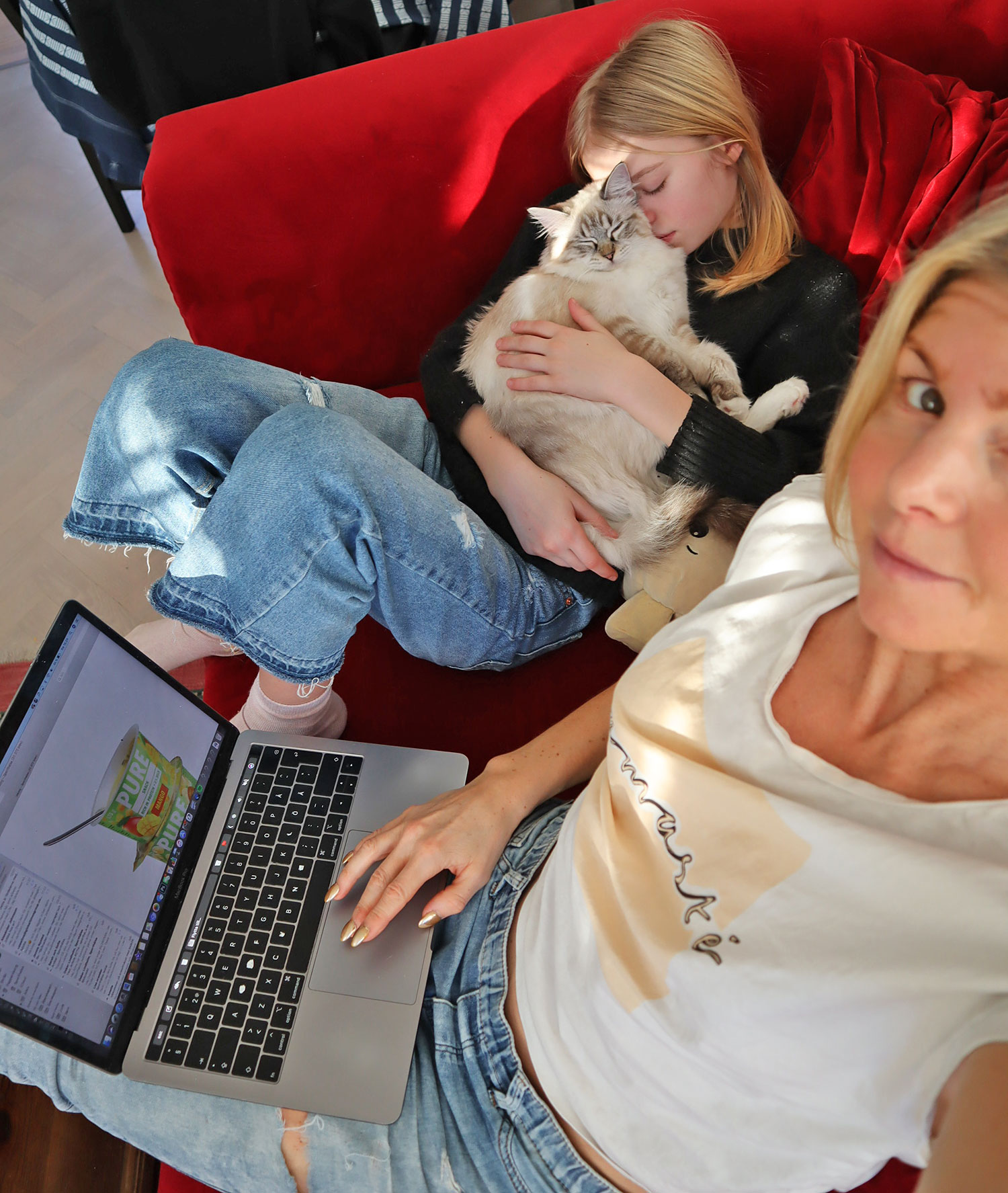 soffa_jonna_lo_annaj_dator - Post vaccinseghet och matchseger – veckans vardagsrapport #45