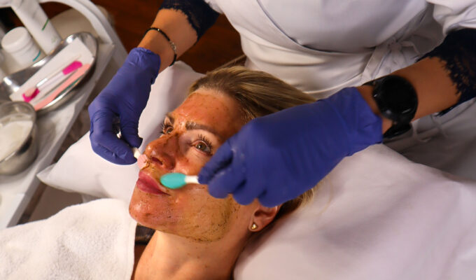 djuprengörande ansiktsmask