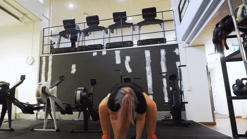 thruster-frivändning - Flåsigt helkroppspass med hantlar