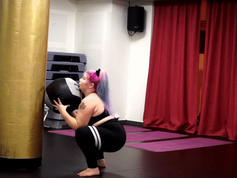 4B3B4F06-CBBE-4DCF-A0FB-C41E13B10938 - 3 skäl till att träna med slam ball + flåsigt helkroppspass