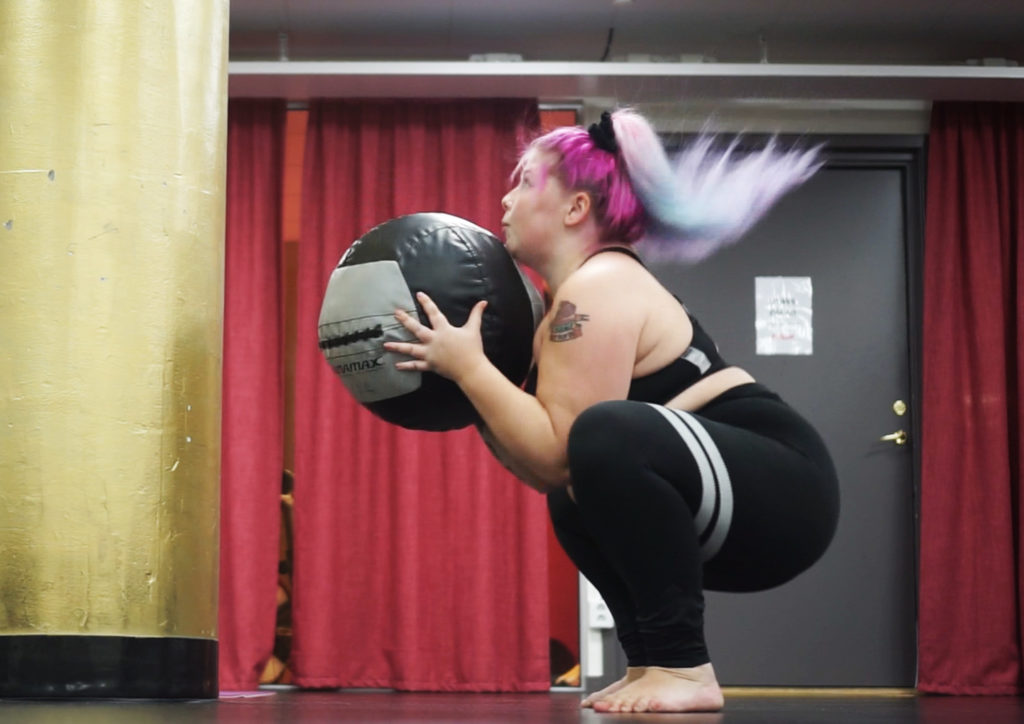 FB5F1E39-668B-4A77-A03E-ECBEF7C76C65-1024x724 - 3 skäl till att träna med slam ball + flåsigt helkroppspass