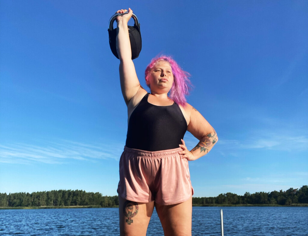 9BCF3510-9641-438A-9A3D-6F5B810D1610-1024x783 - Kettlebellens grunder: allt om stöt