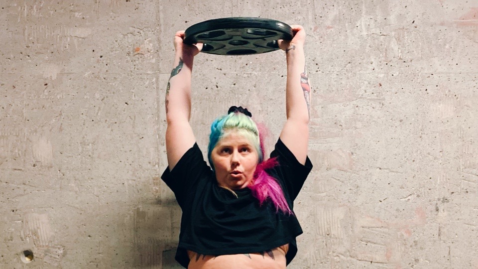 53344180-CF9A-489A-8BE5-9AA788CE3719 - Effektiv och kul kombo som tränar hela överkroppen med en viktskiva