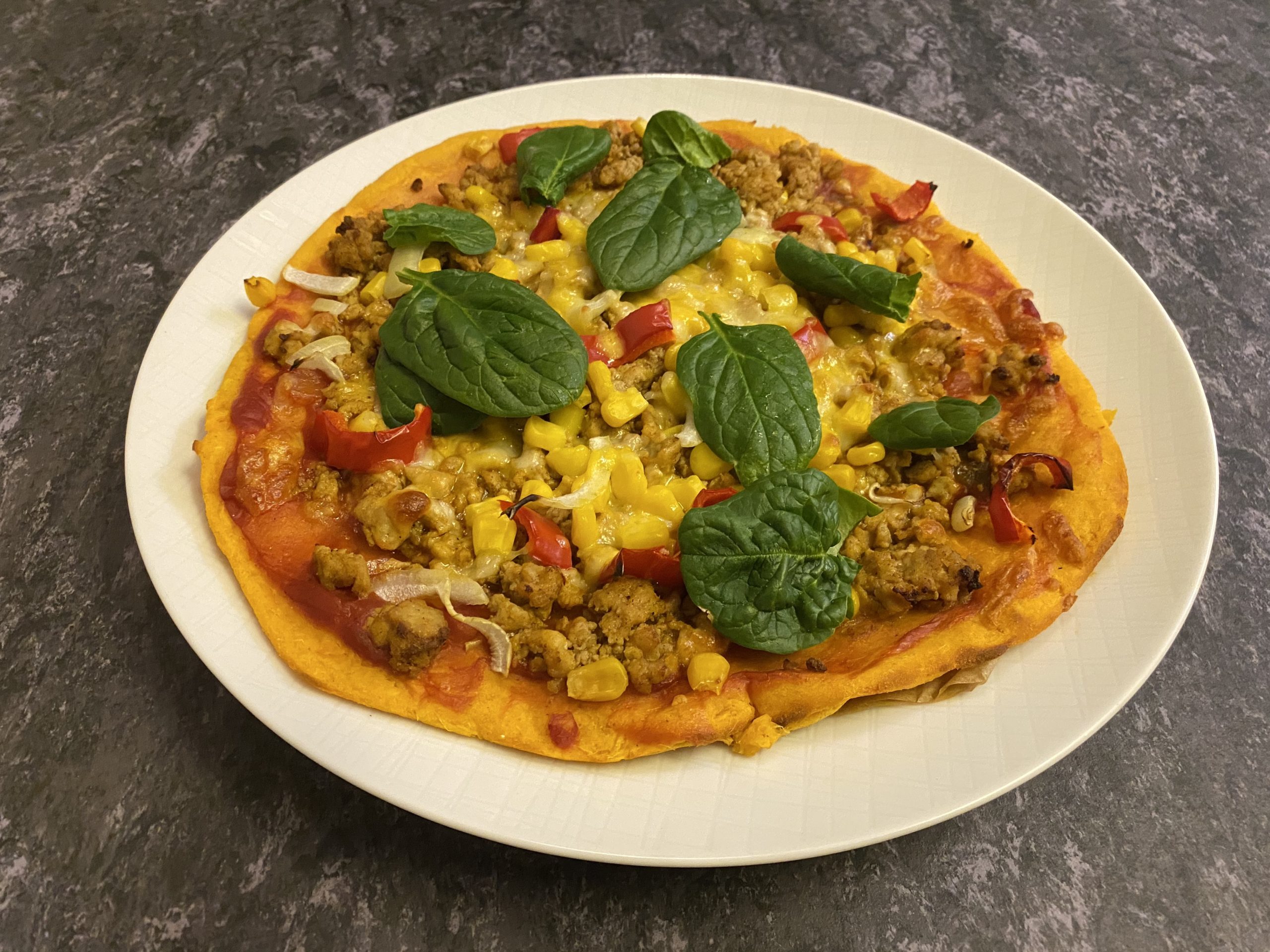 0pbGd3FuRI2VPehrciuxzQ-scaled - Tacopizza på en botten av sötpotatis